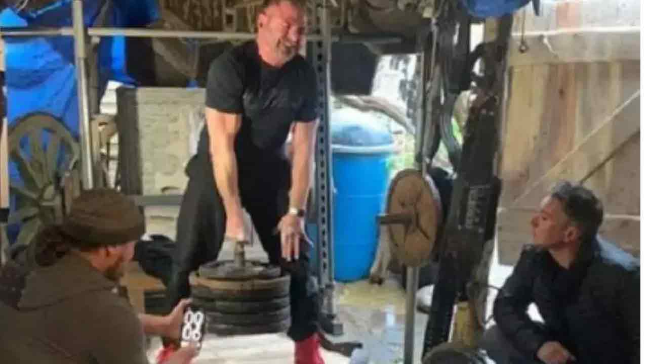 మ‌ధ్య‌వేలితో ఎవ‌రూ ఎత్త‌నంత బ‌రువెత్తాడు.. గిన్నిస్‌లోకి ఎక్కాడు..!!