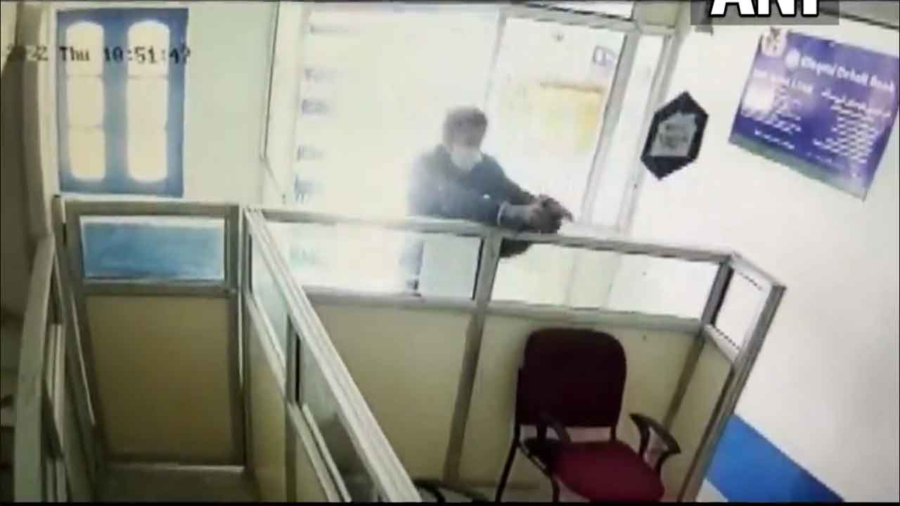 బ్యాంక్ మేనేజ‌ర్‌ను కాల్చి చంపిన ఉగ్ర‌వాది.. వీడియో