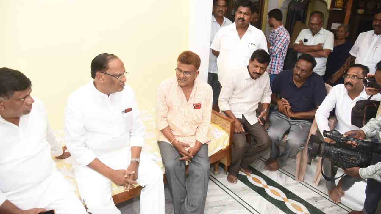 సాయి చరణ్ కుటుంబ సభ్యులను పరామర్శించిన మండలి చైర్మన్‌ గుత్తా