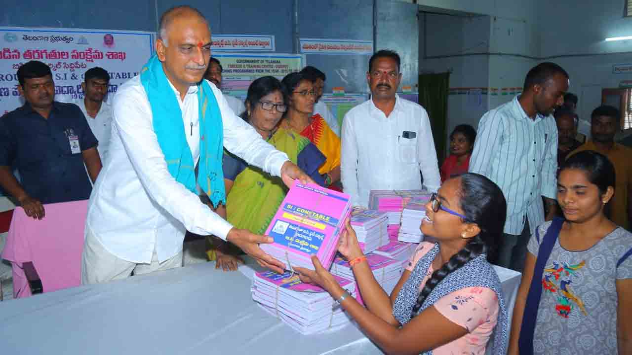 ఆత్మవిశ్వాసంతో చదివి లక్ష్యాన్ని చేరుకోవాలి : మంత్రి హరీశ్‌ రావు