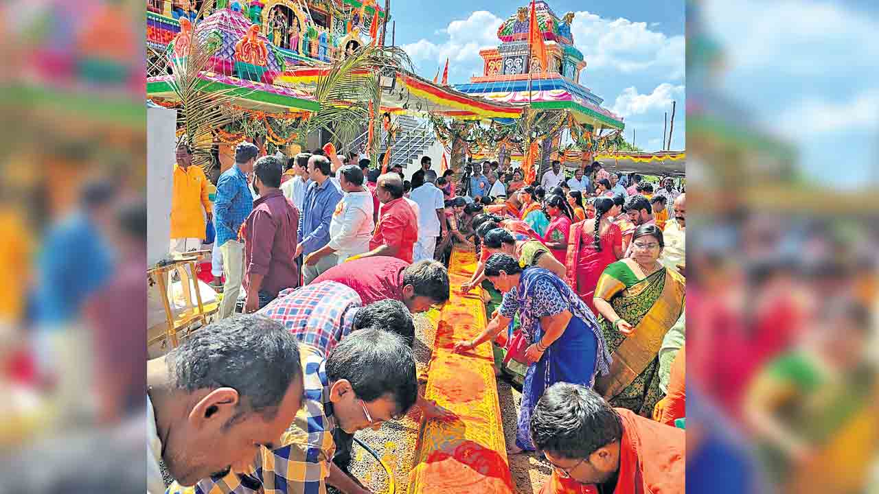 ప్రతిష్ఠాపనోత్సవం.. వెల్లువెత్తిన భక్త జనం