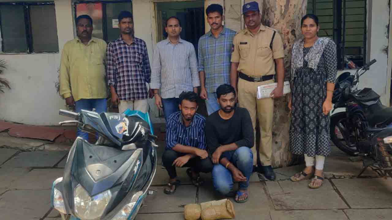 గౌచ్చిబౌలిలో గంజాయితో పట్టుబడ్డ ఇద్దరు యువకులు