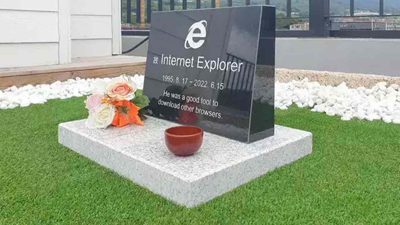 Viral photo: ఇంట‌ర్నెట్ ఎక్స్‌ప్లోర‌ర్‌కు స‌మాధి.. తొలిత‌రం బ్రౌజ‌ర్‌కు ద‌క్షిణ కొరియ‌న్ అభిమాని నివాళి!!