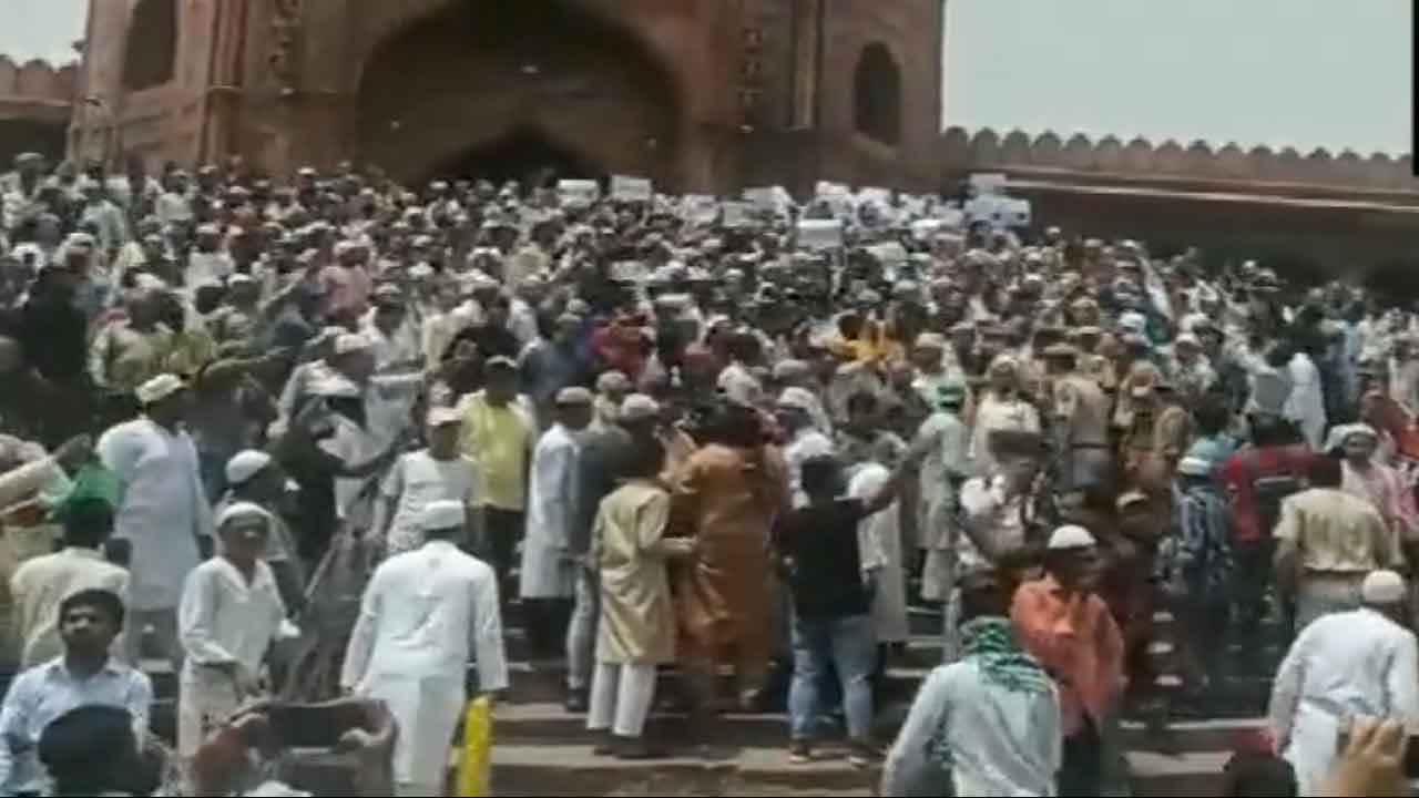 ఢిల్లీ జామా మ‌సీదులో భారీ నిర‌స‌న‌.. వీడియో