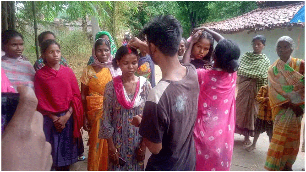 ఒకే వేదిక‌పై ఇద్ద‌రు మ‌హిళ‌ల‌కు తాళి క‌ట్టాడు