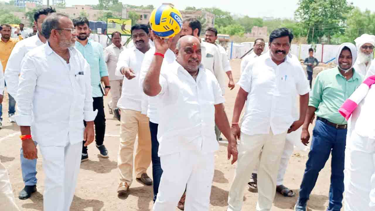 పట్టణ క్రీడా మైదానాన్ని ప్రారంభించిన ఎమ్మెల్యే రామన్న