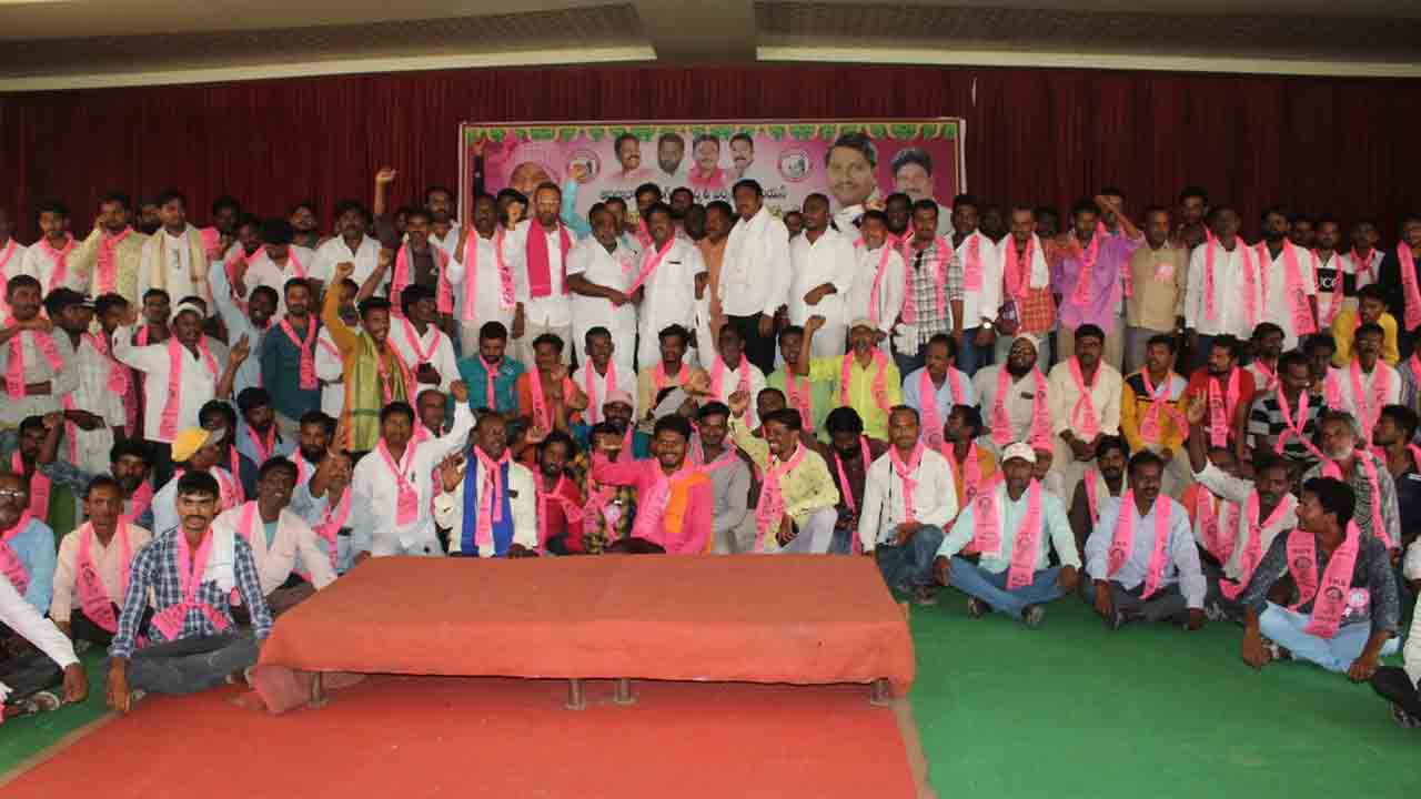 టీఆర్ఎస్‌లో చేరిన 1,000 మంది యువకులు.. ఆహ్వానించిన ఎమ్మెల్యే రామన్న