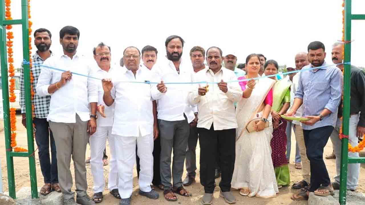 సమస్యల పరిష్కారానికే మొదటి ప్రాధాన్యం : ఎమ్మెల్యే యాదయ్య