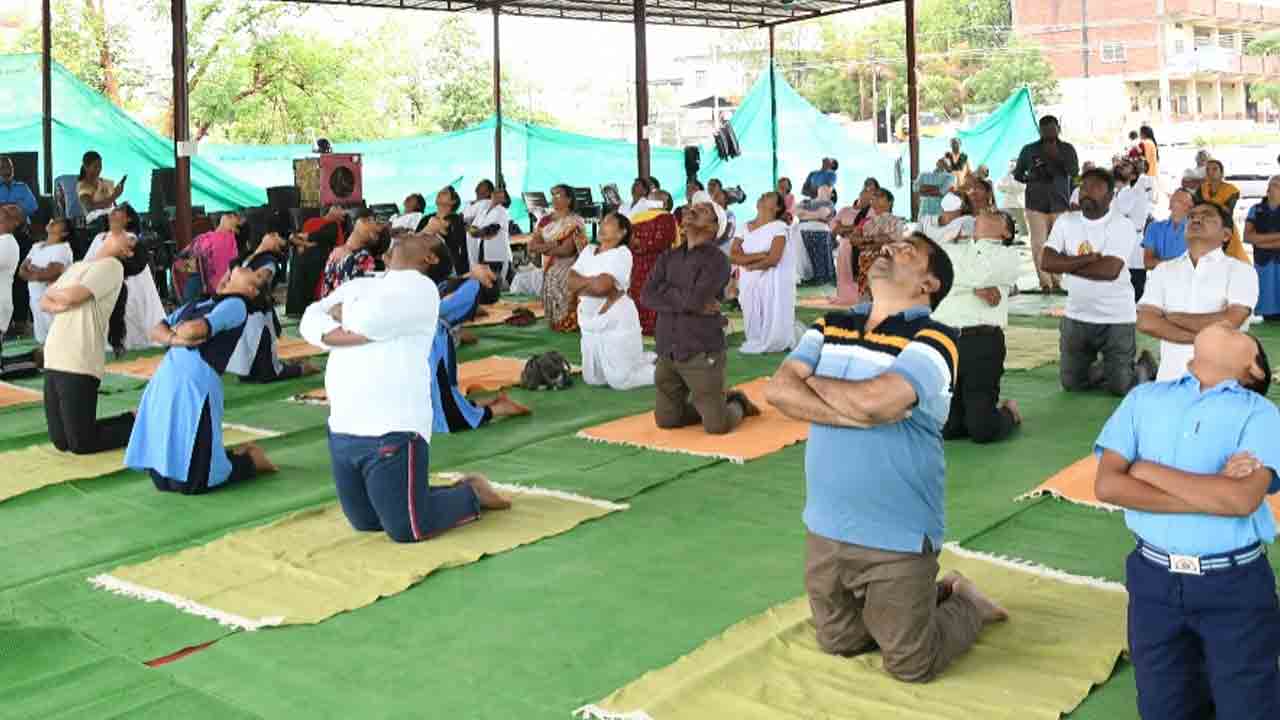 యోగాతో సంపూర్ణ ఆరోగ్యం : కలెక్టర్‌ రాహుల్ రాజ్‌