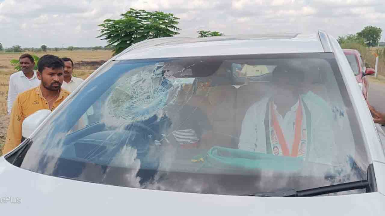 కాంగ్రెస్‌లో భగ్గుమన్న వర్గపోరు..కొమ్మూరి ప్రతాప్ రెడ్డి వాహనంపై రాళ్లదాడి