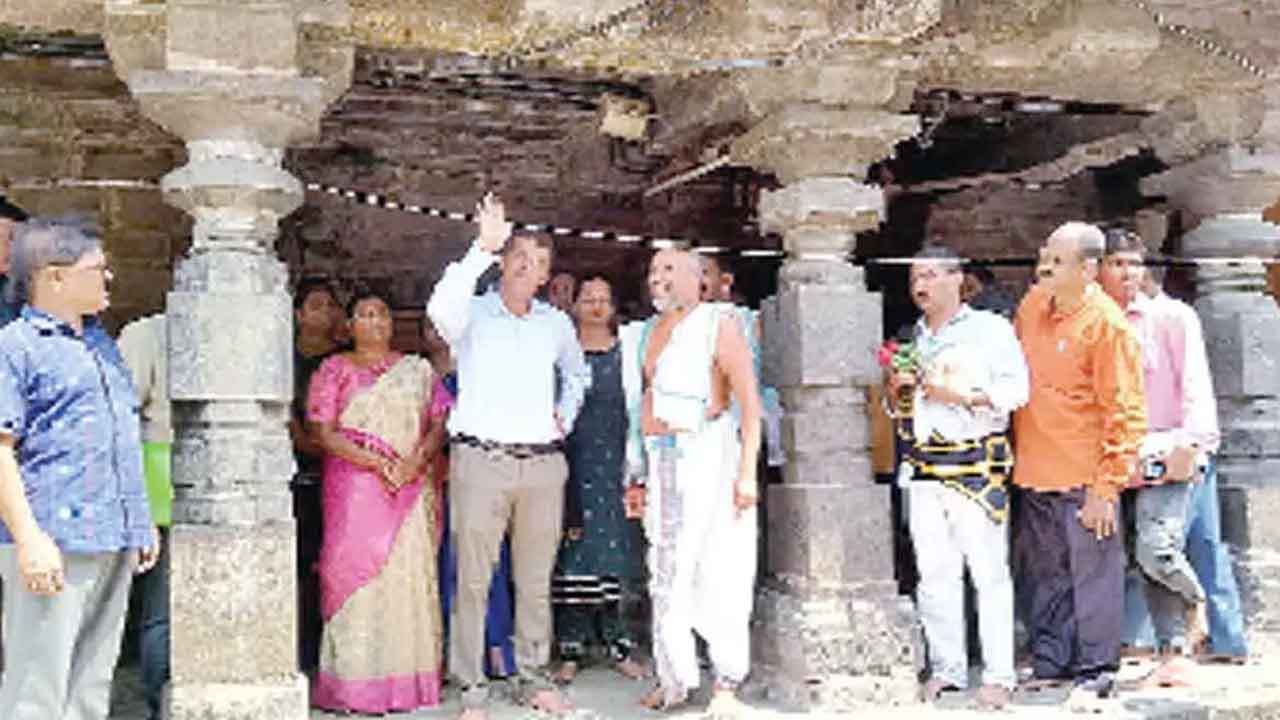 ఆలయంలో అపరిశుభ్రత.. ఈఓపై కలెక్టర్‌ ఆగ్రహం