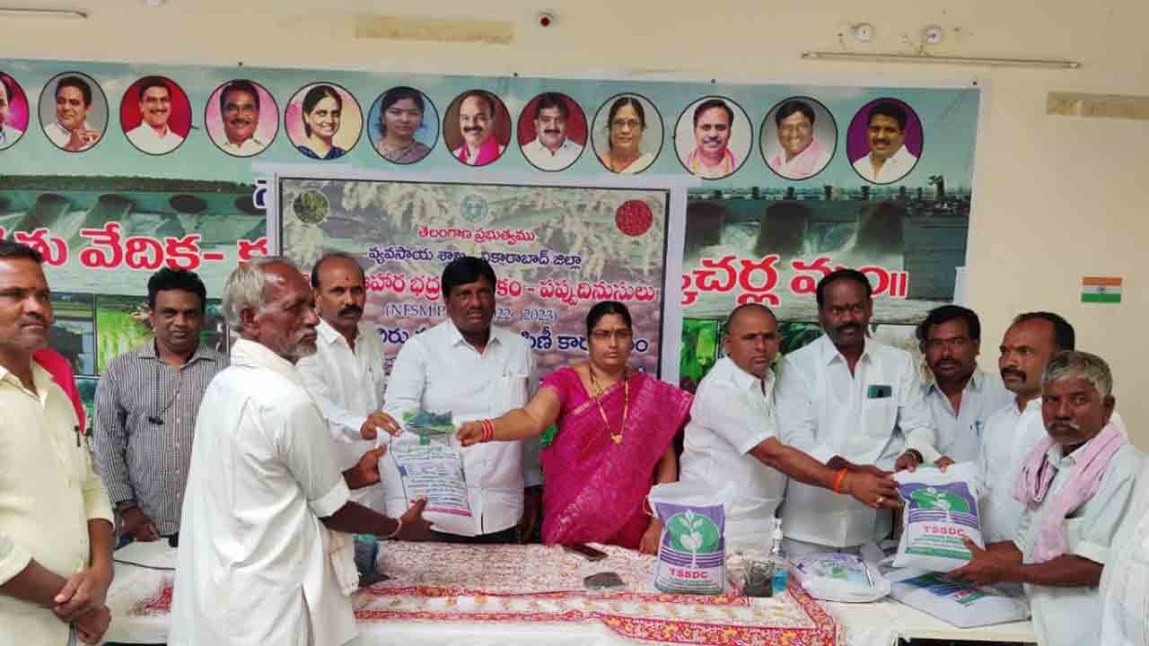 రైతులకు విత్తనాలు పంపిణీ చేసిన ఎమ్మెల్యే కొప్పుల