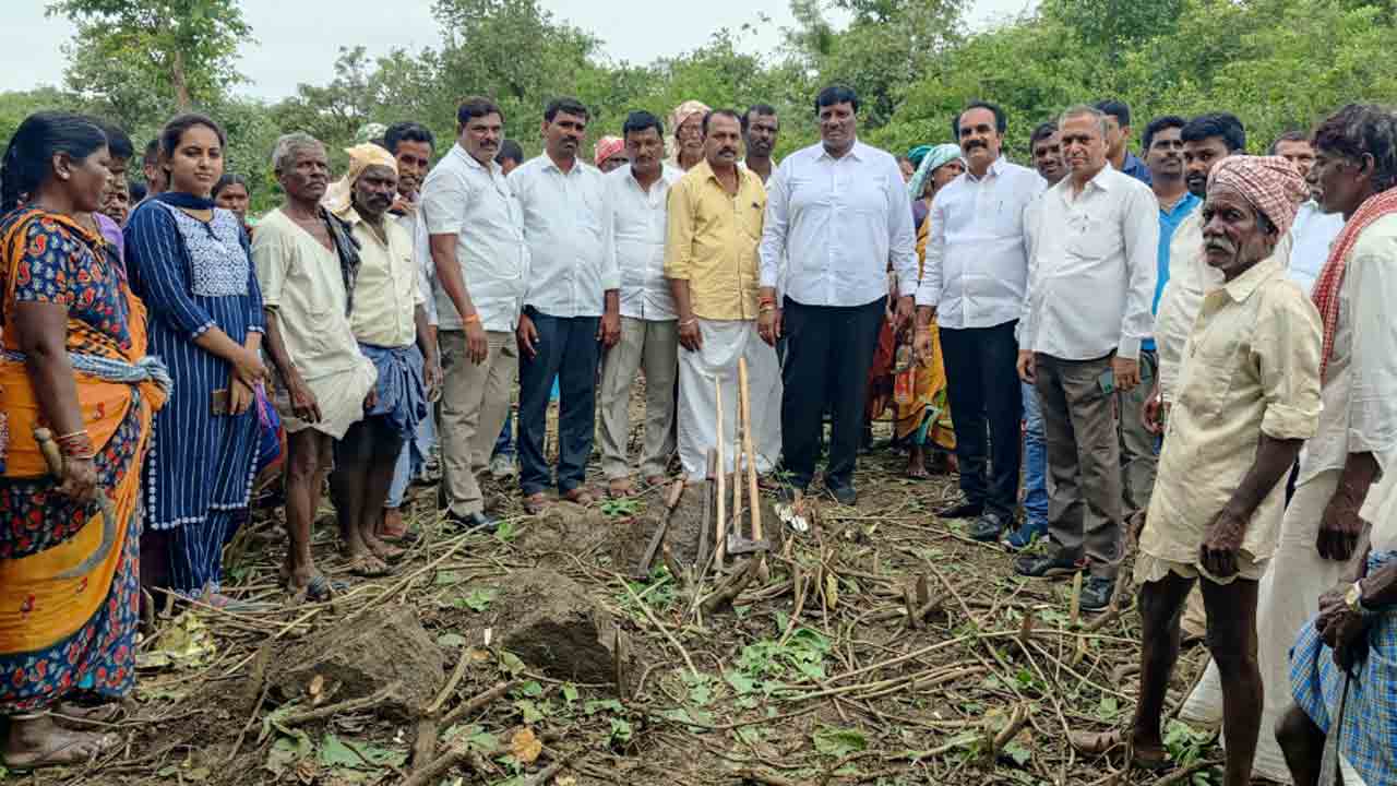 కుంటల నిర్మాణంతో పెరగనున్న భూగర్భ జలాలు : ఎమ్మెల్యే కొప్పుల