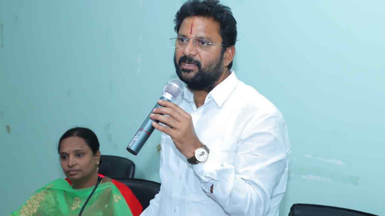 మహిళలు ఆర్థిక స్వావ‌లంబ‌న సాధించాలి: ఎమ్మెల్యే చంద‌ర్‌