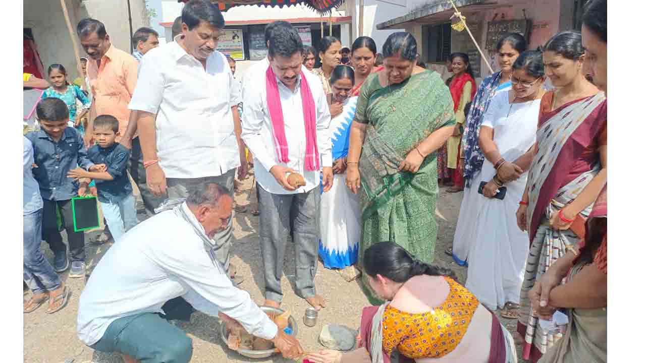 విద్యా రంగాన్ని బలోపేతం చేస్తున్న సీఎం కేసీఆర్‌ : జెడ్పీ చైర్ పర్సన్ కోవ లక్ష్మి