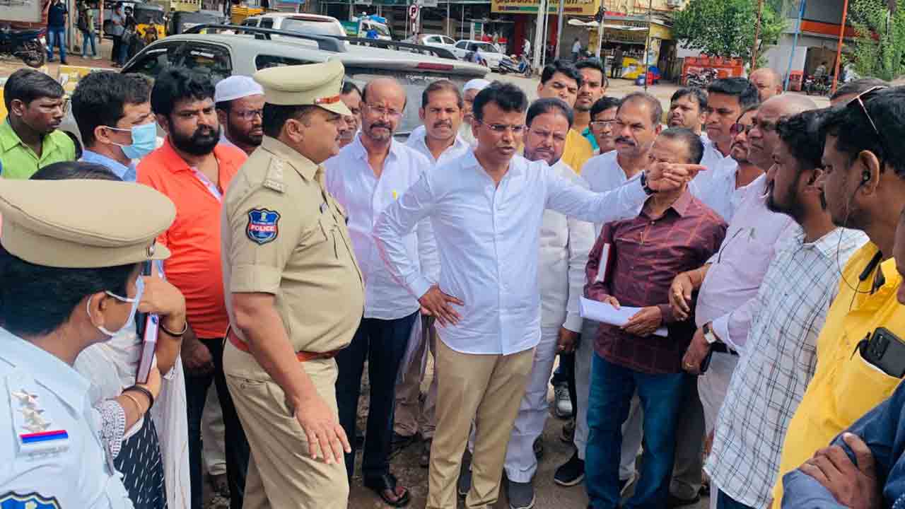 జంక్షన్ల అభివృద్ధి పనులను వేగవంతం చేయండి : ఎమ్మెల్యే వివేకానంద్‌