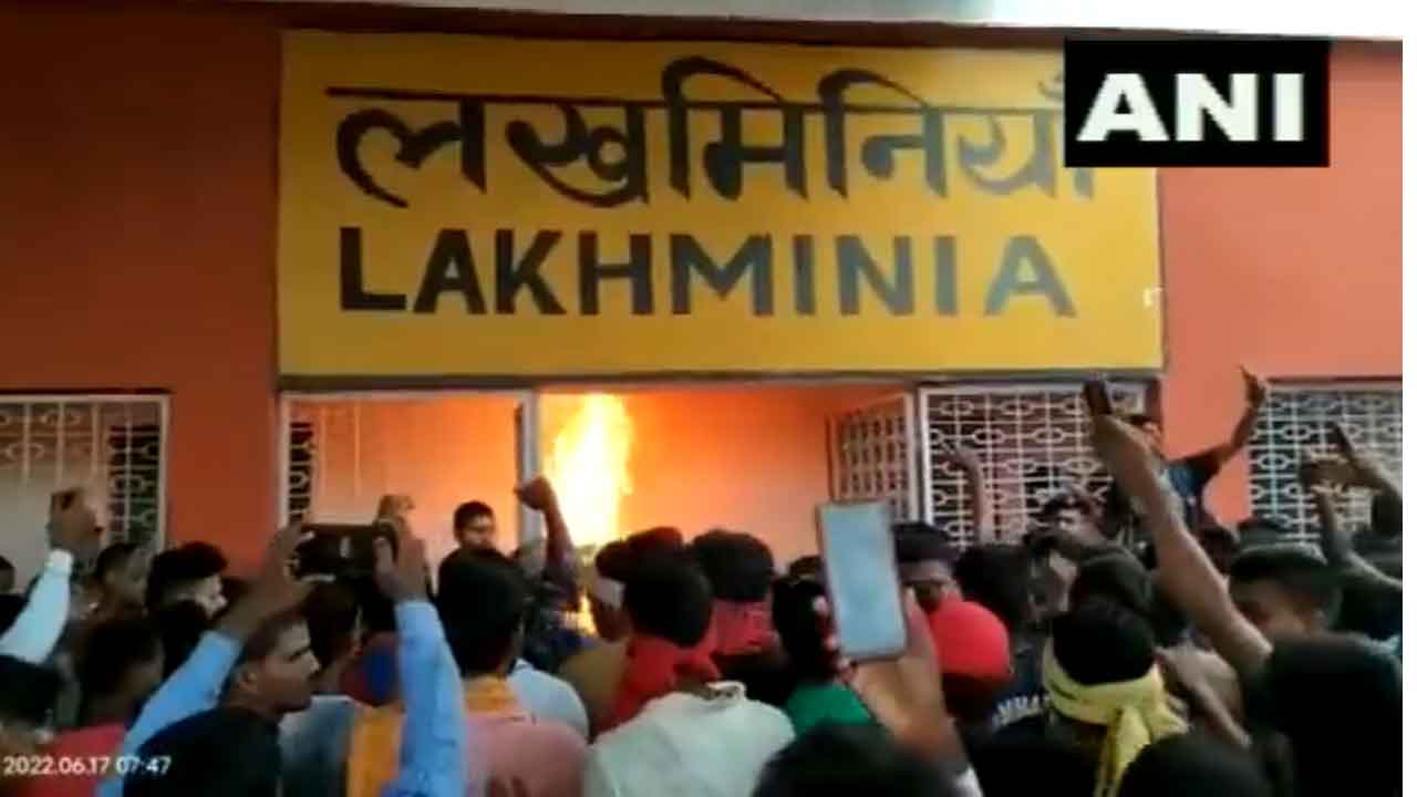 అగ్నిప‌థ్‌పై ఆగ్ర‌హ‌జ్వాల‌లు.. బీహార్‌లో రైల్వే స్టేష‌న్‌కు నిప్పు