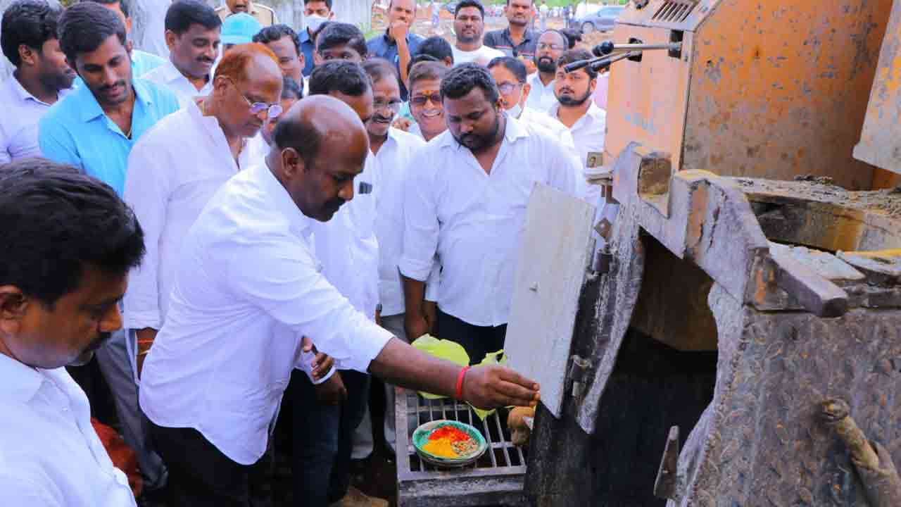 వెజ్ అండ్ నాన్ వెజ్ మార్కెట్ ను ప్రారంభించిన ఎమ్మెల్యే చిరుమర్తి