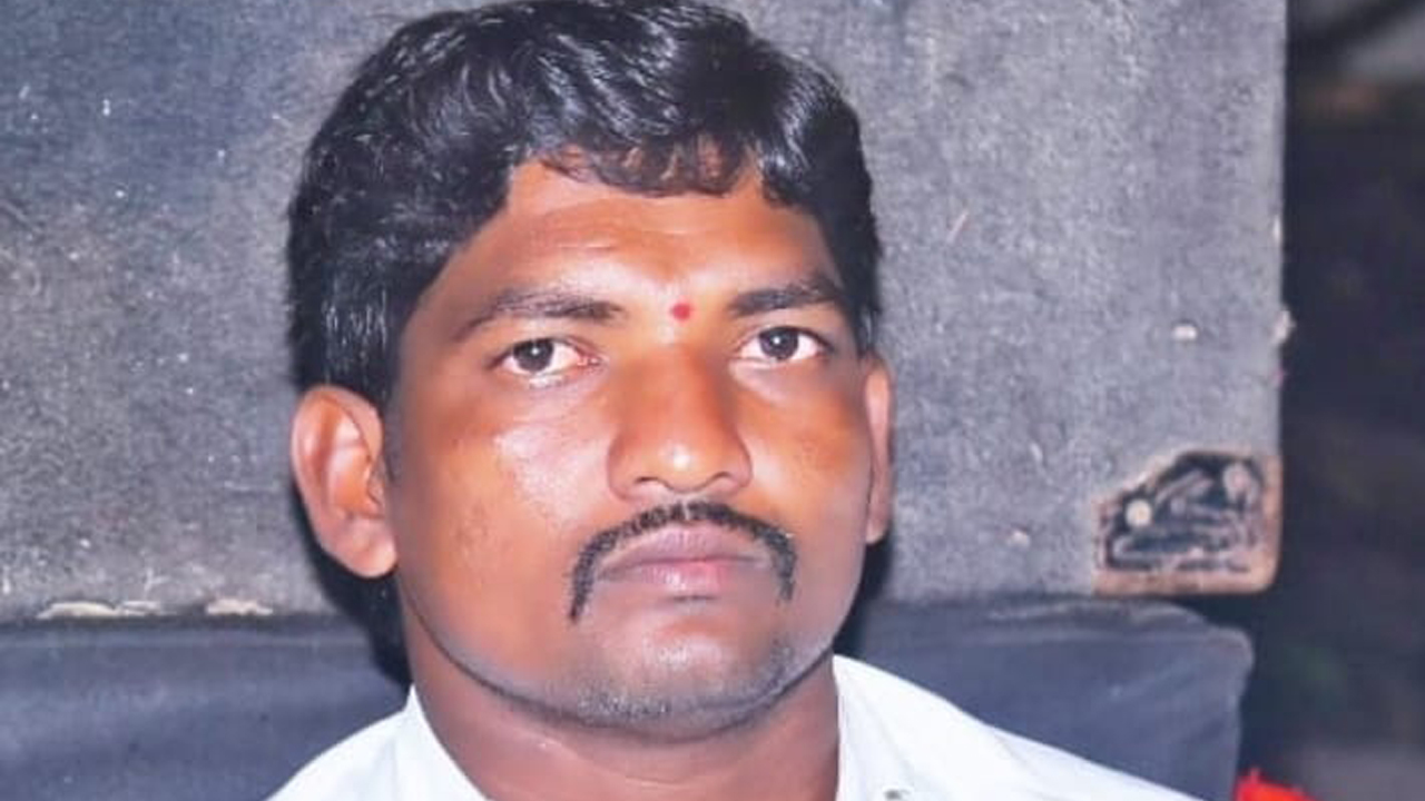 సుమోతో ఢీకొట్టి.. కత్తులతో దాడి చేసి..