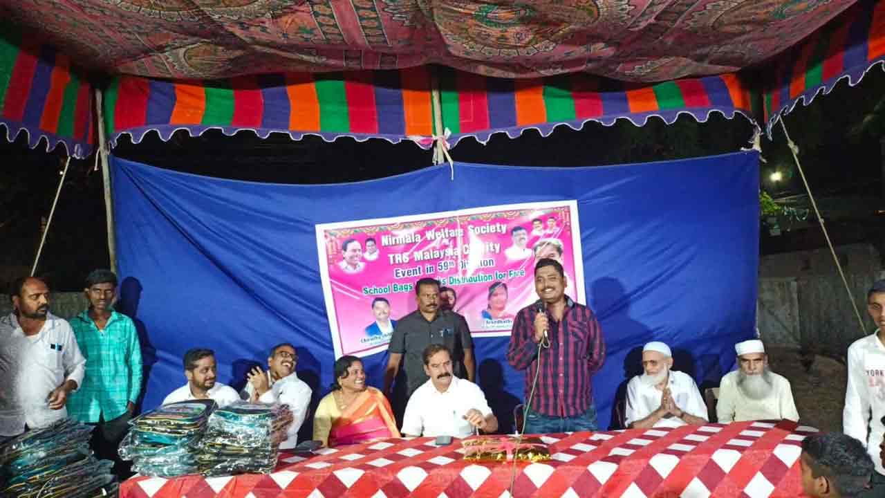 టీఆర్ఎస్ మలేషియా ఆధ్వర్యంలో పేద విద్యార్థులకు స్కూల్ బ్యాగుల పంపిణీ