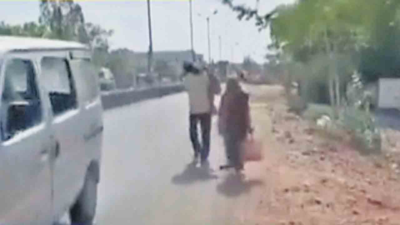 చిన్నారి మృతదేహాన్ని భుజాలపై మోస్తూ..