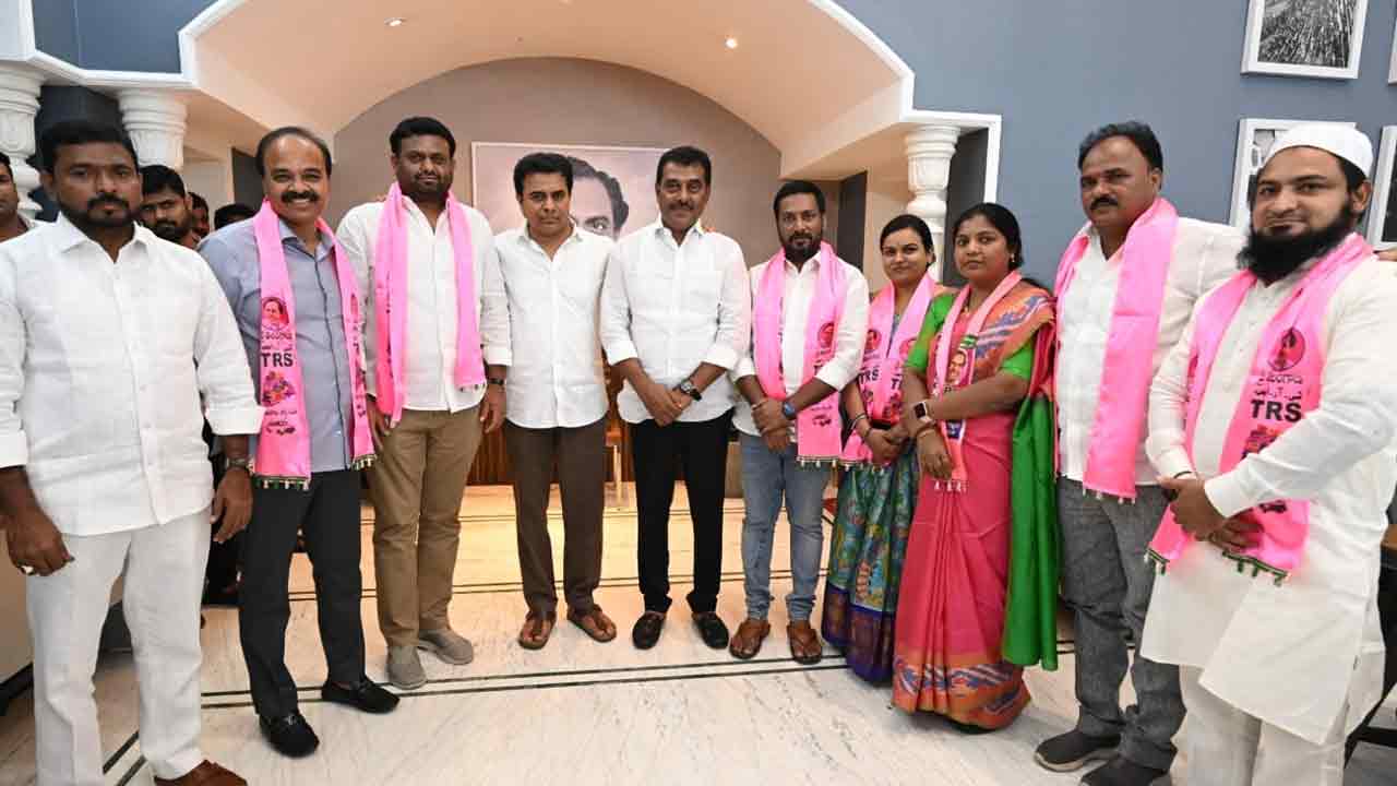 బీజేపీకి బిగ్ షాక్..జాతీయ కార్యవర్గ సమావేశాల ఒక రోజు ముందే టీఆర్ఎస్‌లోకి న‌లుగురు కాషాయ కార్పొరేట‌ర్లు!!