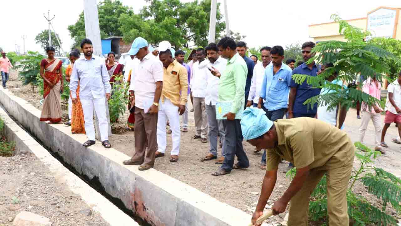 పాఠశాల నిర్మాణ పనులను వేగవంతం చేయాలి : ఎమ్మెల్యే ఆనంద్‌