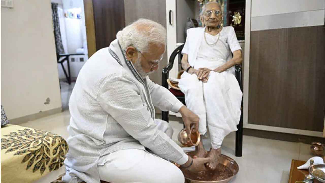 హీరాబెన్ 100వ పుట్టిన‌రోజు.. త‌ల్లి పాద‌సేవ‌లో ప్ర‌ధాని మోదీ