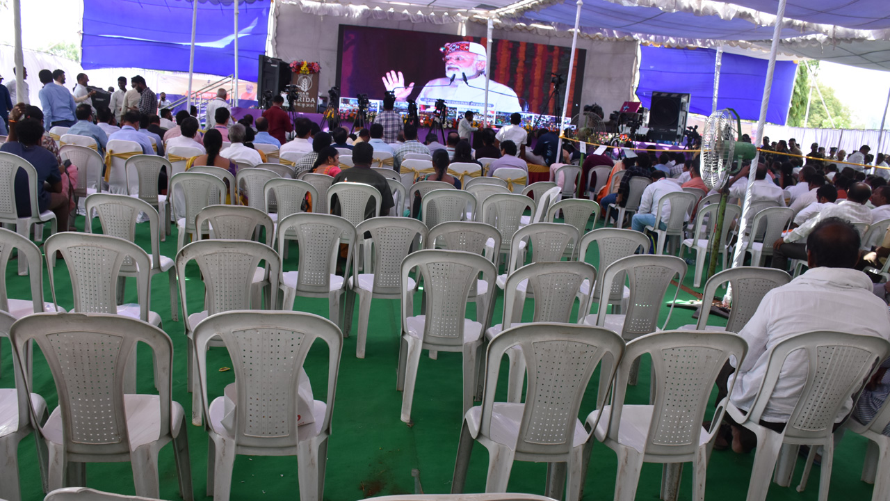 రైతుల మీటింగ్‌ అని మోసం చేస్తారా?