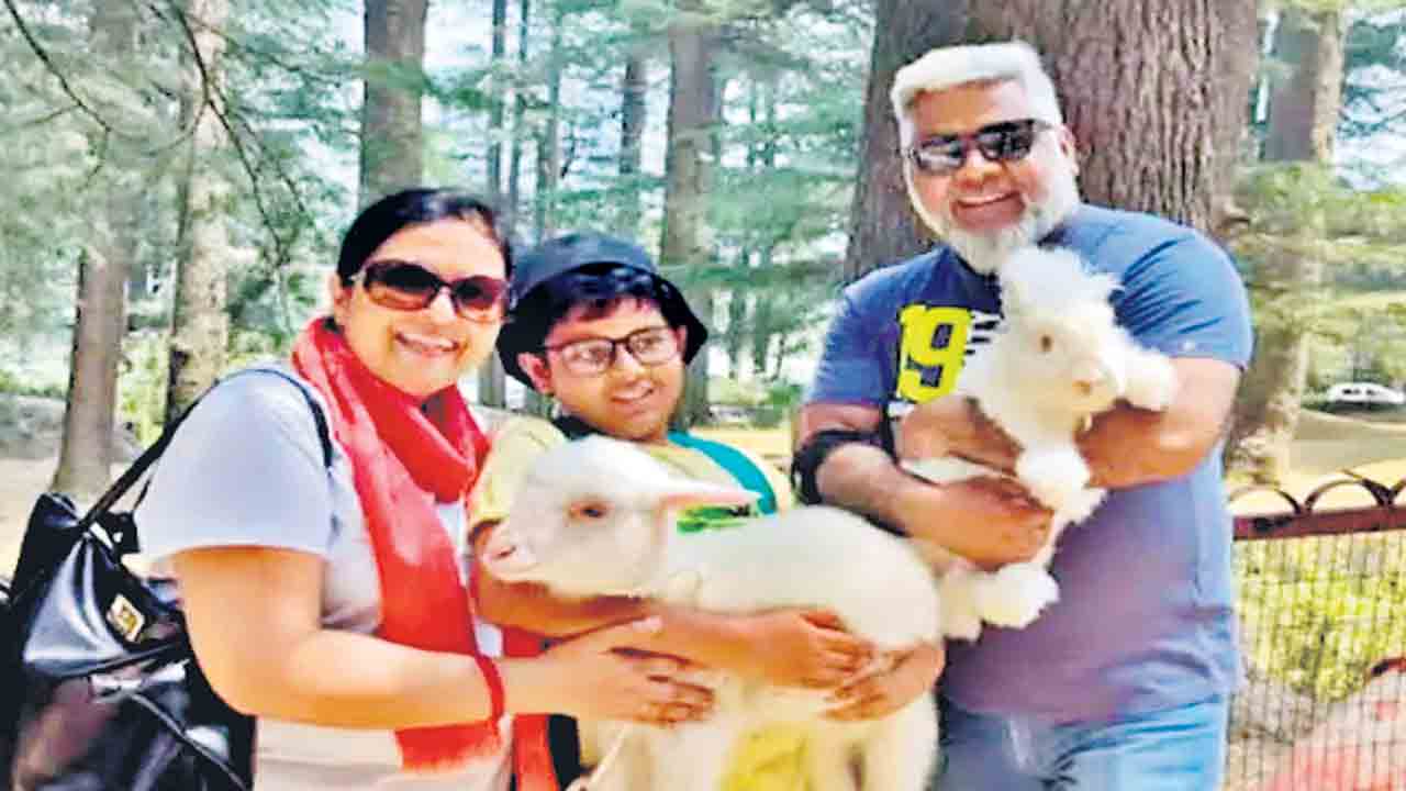 భార్యకు బర్త్‌డే గిఫ్ట్‌గా చంద్రుడిపై ఎకరం స్థలం