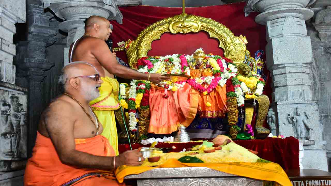 యాదాద్రిలో శాస్ర్తోక్తంగా నిత్యారాధనలు