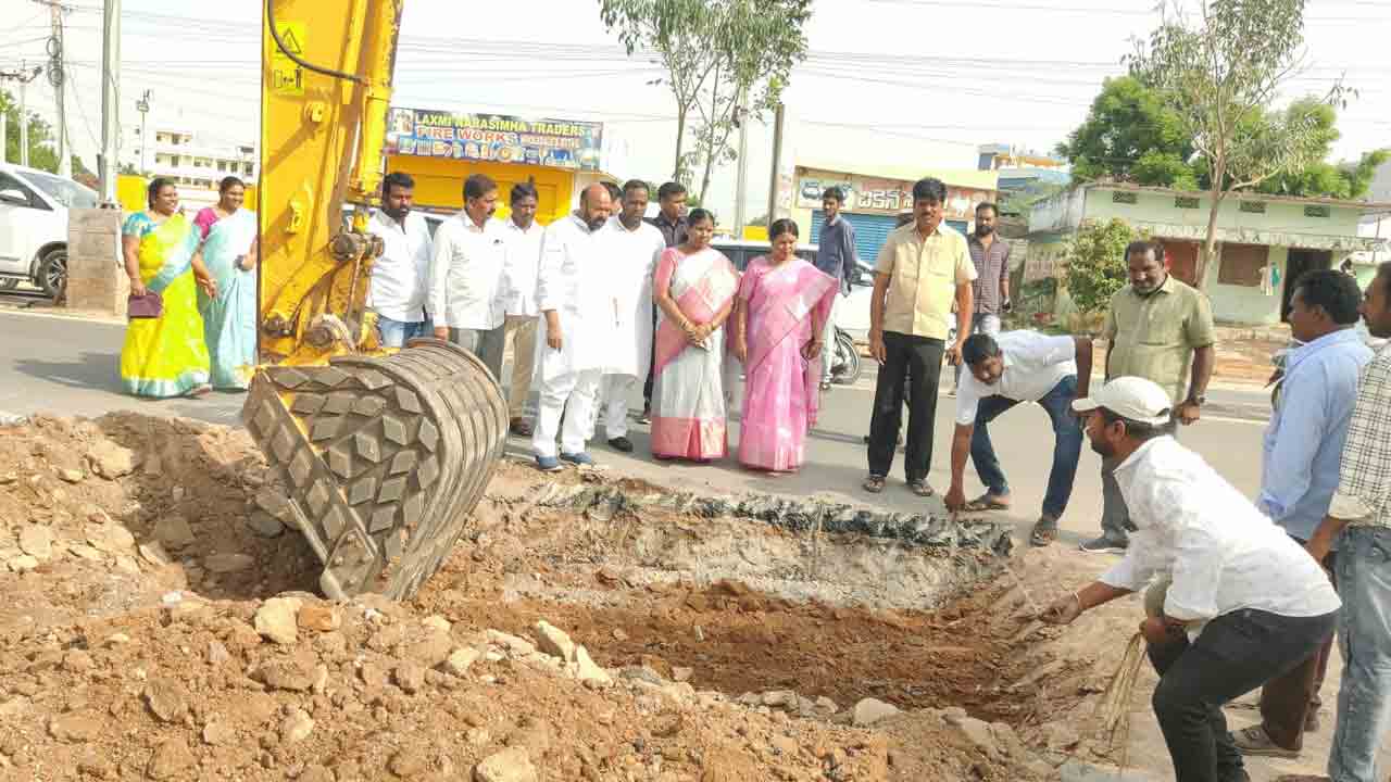 రోడ్డు నిర్మాణ పనులను ప్రారంభించిన ఎమ్మెల్యే ముత్తిరెడ్డి