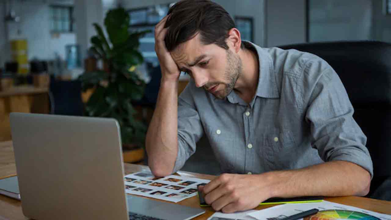 ఆఫీసులో ఒకేచోట‌ ఎనిమిది గంట‌లు కూర్చొని ప‌నిచేస్తే గుండెపోటు.. తాజా అధ్య‌య‌నంలో వెల్ల‌డి!!