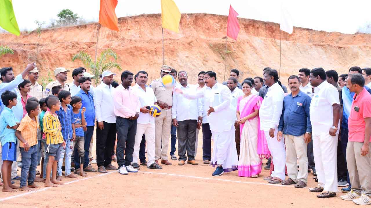 క్రీడల్లోనూ రాణించాలి