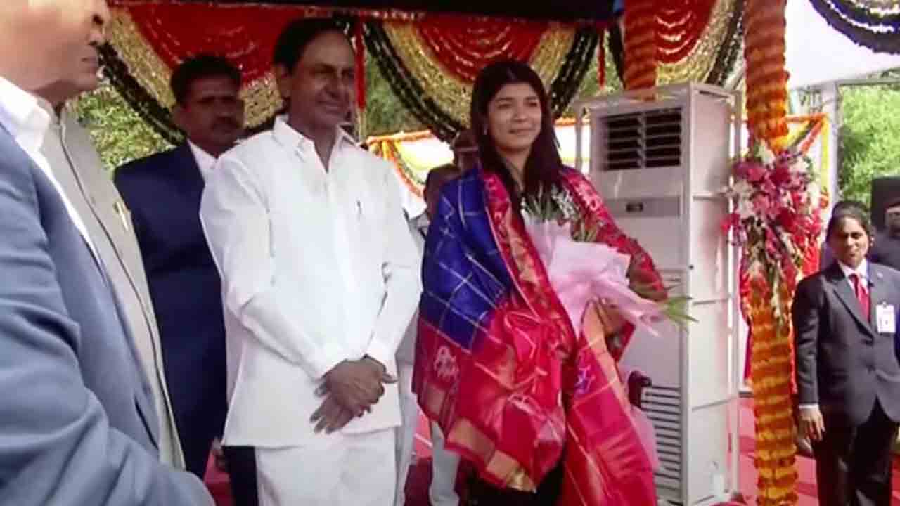 నిఖత్‌ జరీన్‌, ఇషాసింగ్‌ను ఘనంగా సత్కరించిన సీఎం కేసీఆర్‌