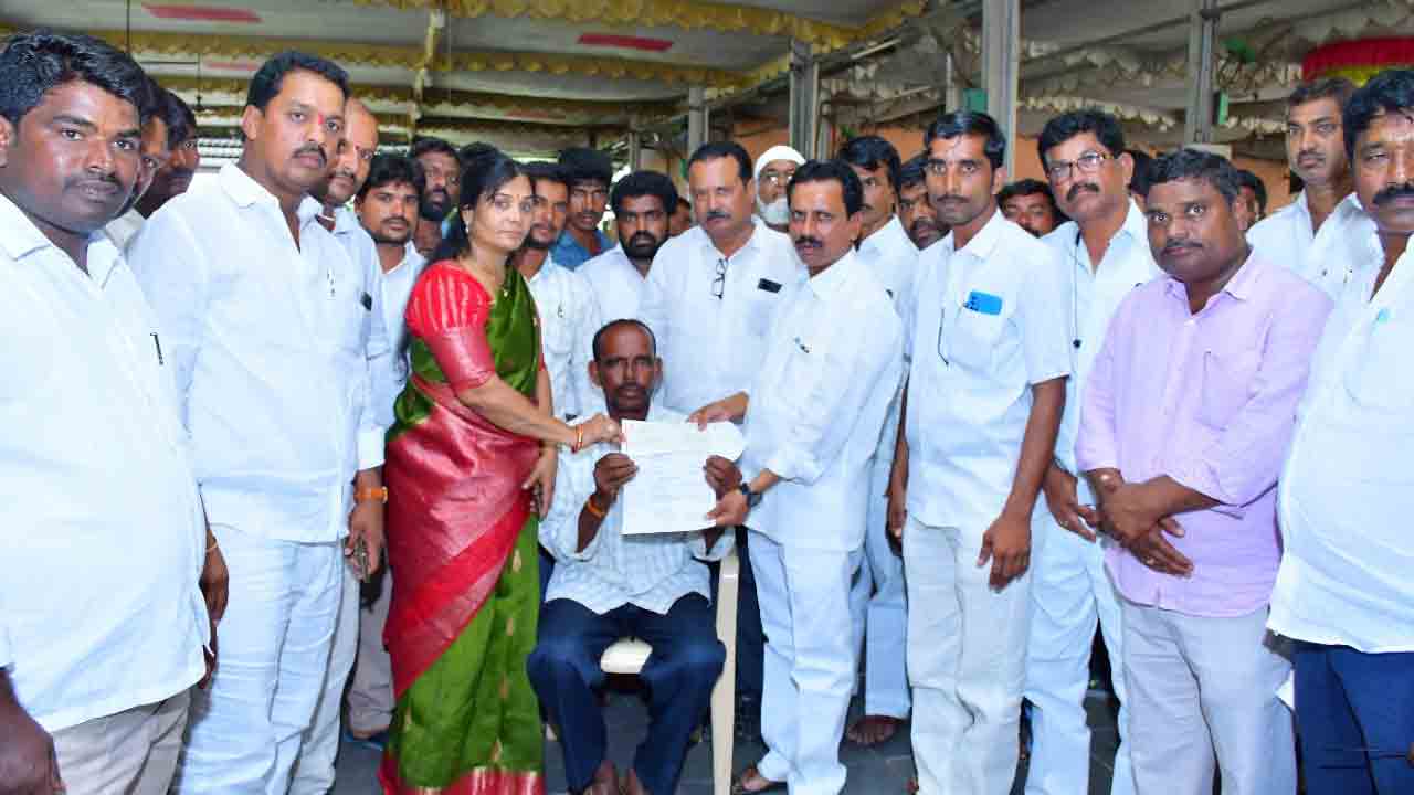 కార్యకర్తలకు అండగా టీఆర్ఎస్ పార్టీ : ఎమ్మెల్యే రవీంద్ర కుమార్‌