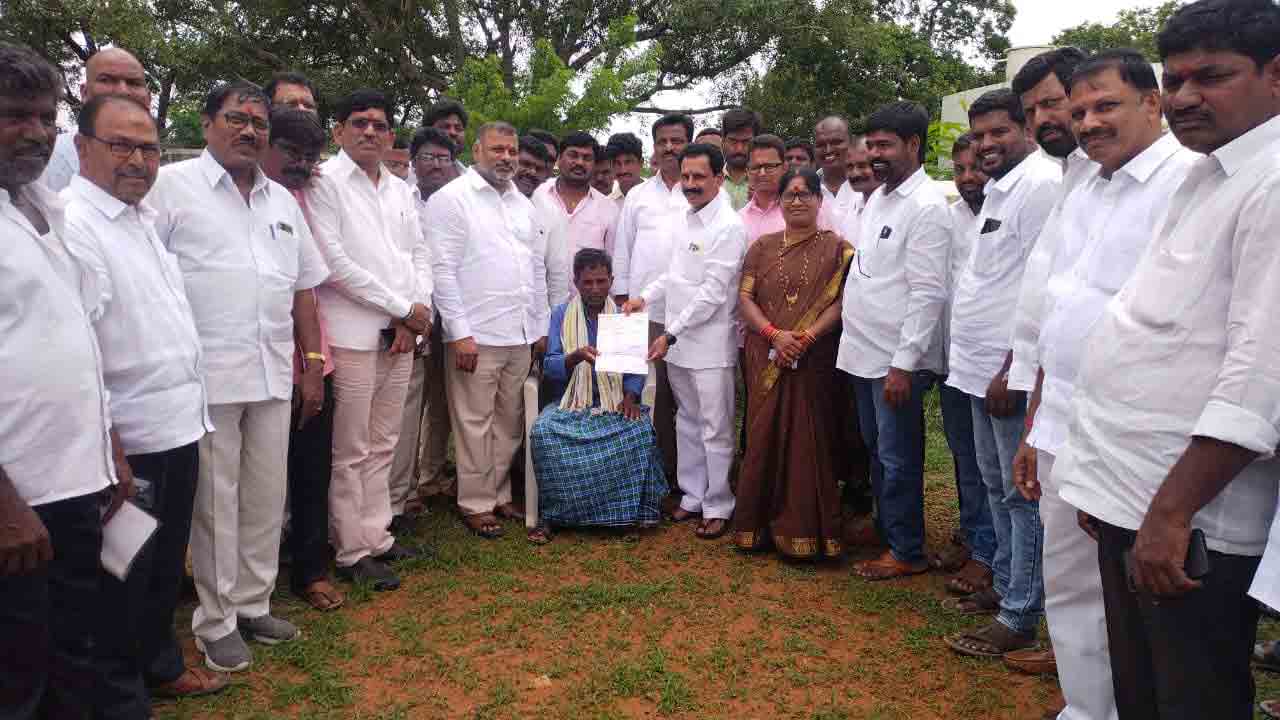 కార్యకర్తలను కంటికి రెప్పలా కాపాడుకుంటాం : ఎమ్మెల్యే రవీంద్ర కుమార్‌