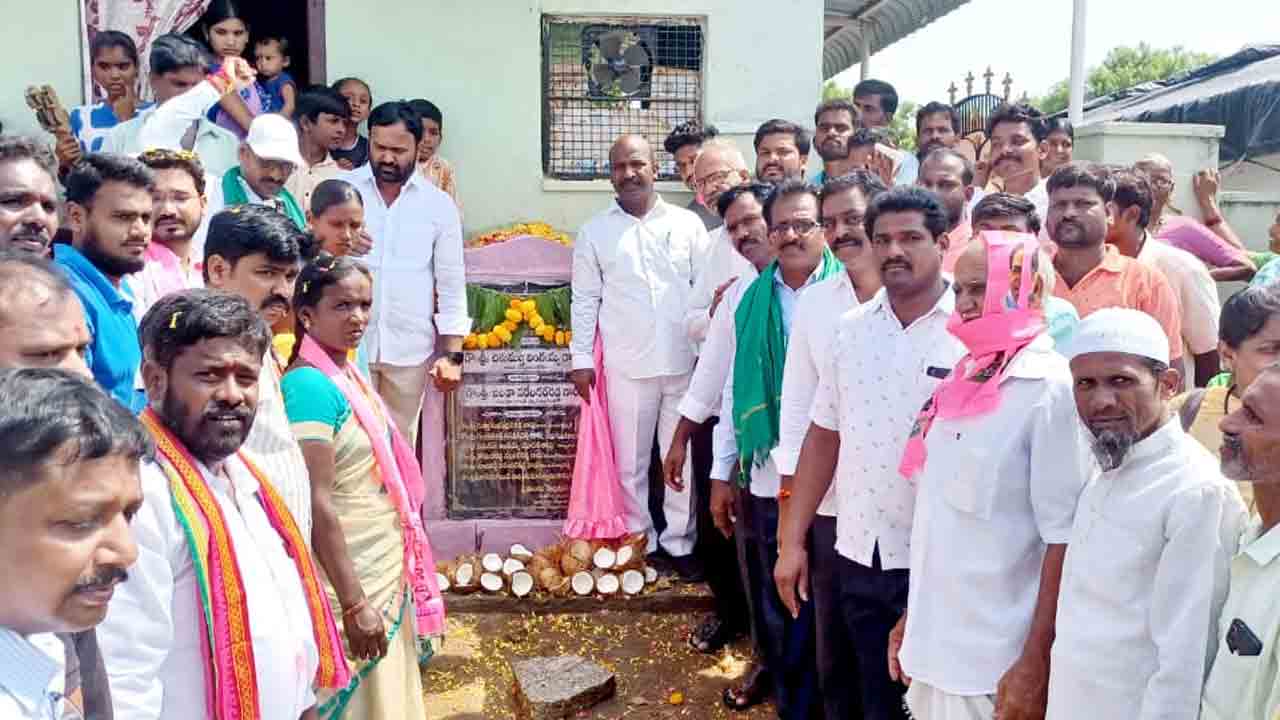 అక్కెనపల్లిలో పలు అభివృద్ధి పనులకు శంకుస్థాపన చేసినఎమ్మెల్యే చిరుమర్తి