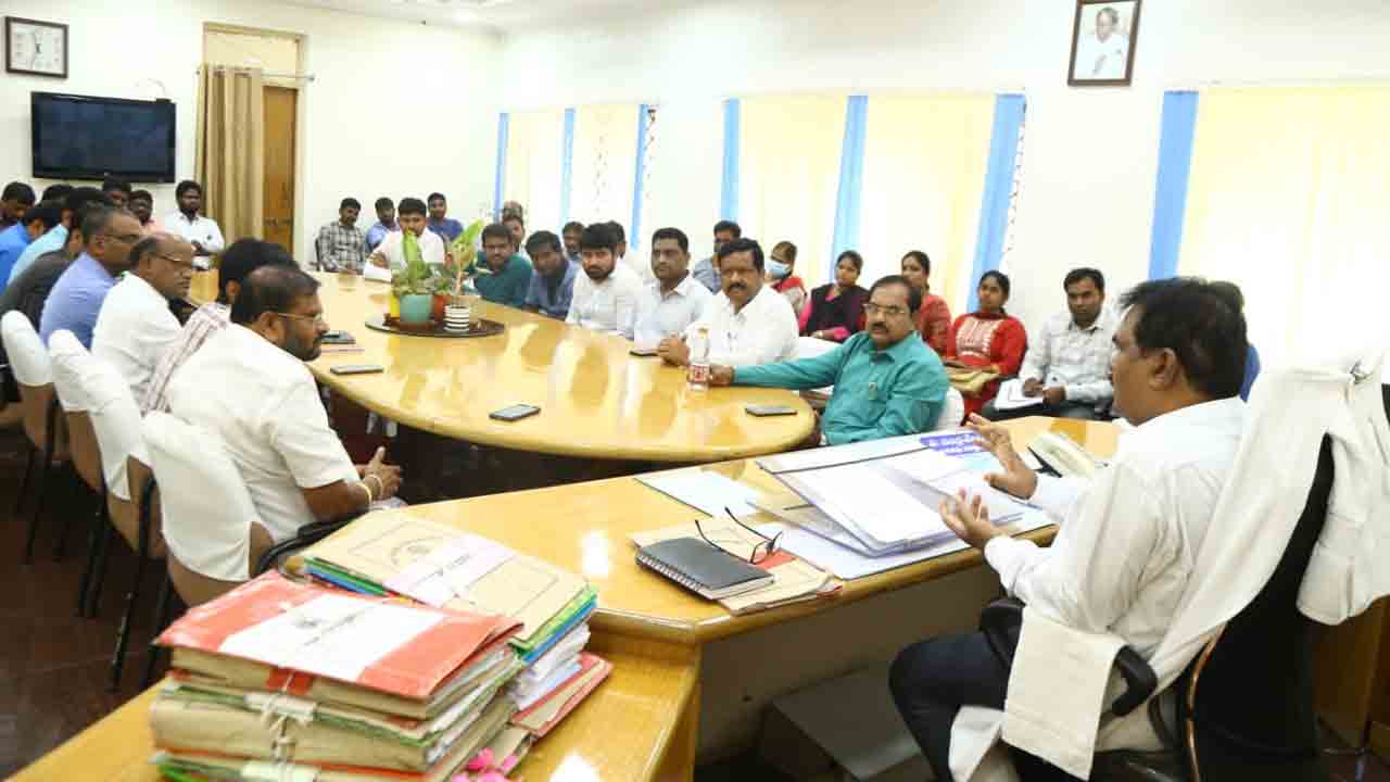 డీజిల్ కృత్రిమ కొరత సృష్టిస్తే కఠిన చర్యలు : అదనపు కలెక్టర్ వి.చంద్రశేఖర్