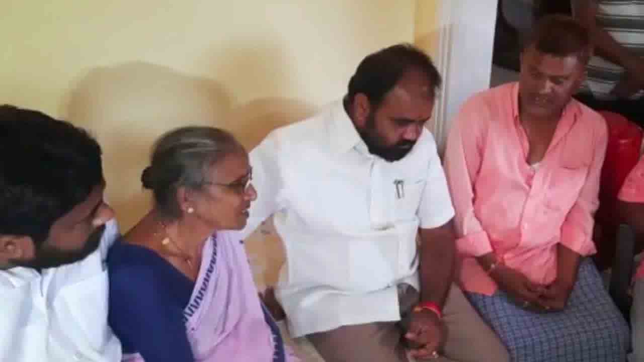 సాయి చరణ్ కుటుంబ సభ్యులను ఓదార్చిన ఎమ్మెల్యే కంచర్ల