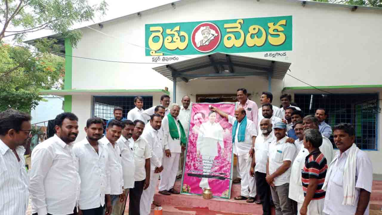 నల్లగొండ జిల్లాలో సీఎం కేసీఆర్‌ చిత్రపటానికి పాలాభిషేకం