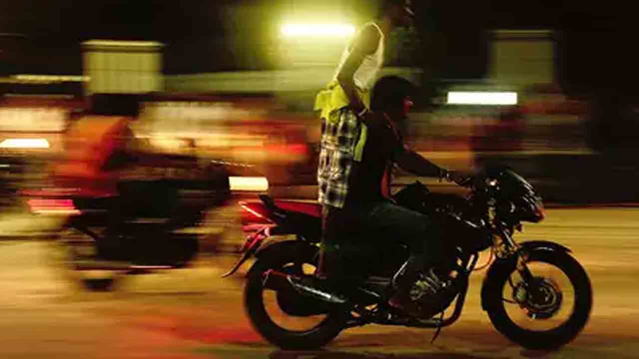 పాతబస్తీలో బైకర్స్‌ వీరంగం.. అడ్డుకున్న యువకుడిపై దాడి