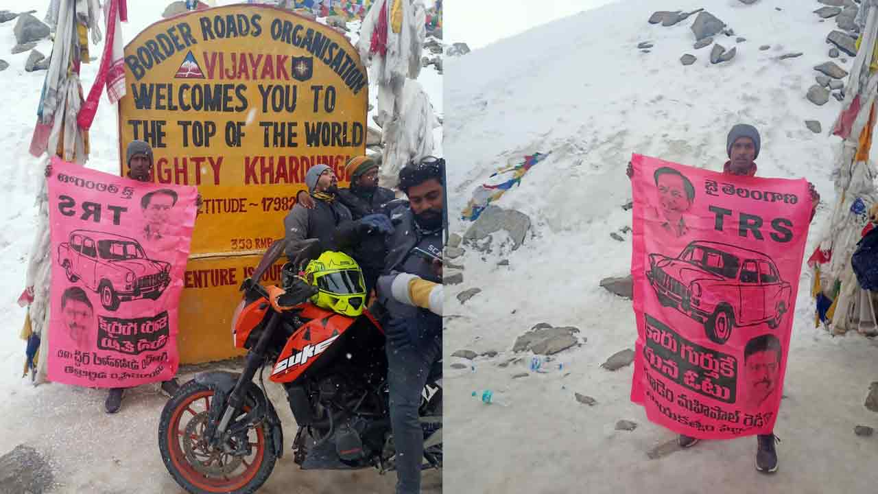 సముద్ర‌మ‌ట్టానికి 5,538 మీటర్ల ఎత్తున గులాబీ జెండా.. టీఆర్ఎస్ అభిమాని సాహ‌స‌యాత్ర‌