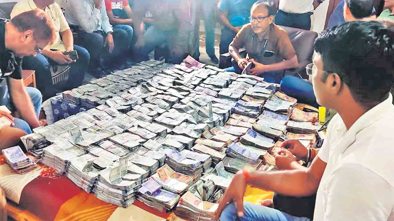 బెడ్డు అంతా డబ్బు!