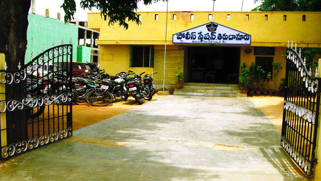 తిరుపతిలో నలుగురు అవినీతి పోలీసుల సస్పెన్షన్‌