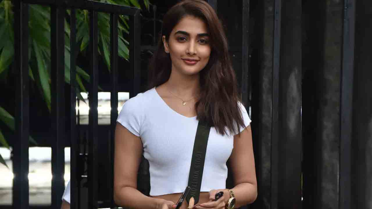 Pooja Hegde | క‌ర‌ణ్ జోహార్ టీంతో జాయిన్ అయిన పూజాహెగ్డే..వీడియో