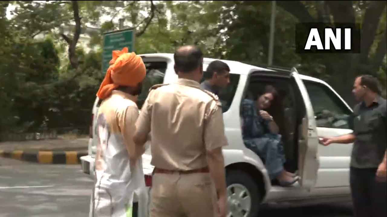 రాహుల్ మ‌ద్ద‌తుదారుడిని కారులో తీసుకెళ్లిన ప్రియాంకా గాంధీ.. వీడియో