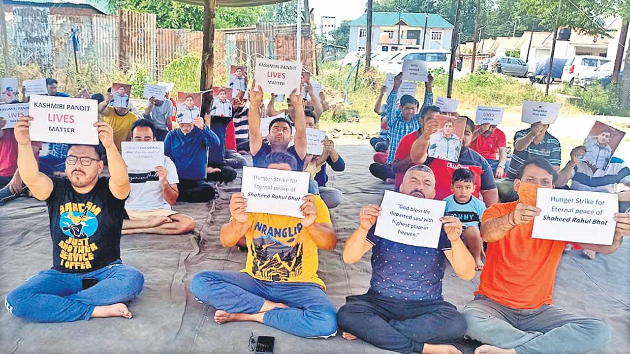 మా ప్రాణాలు బలిపెట్టొద్దు!