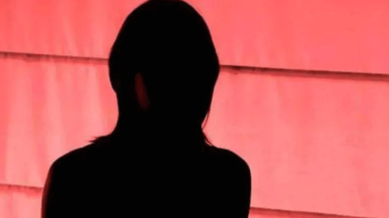 హైటెక్ సెక్స్ రాకెట్ ర‌ట్టు