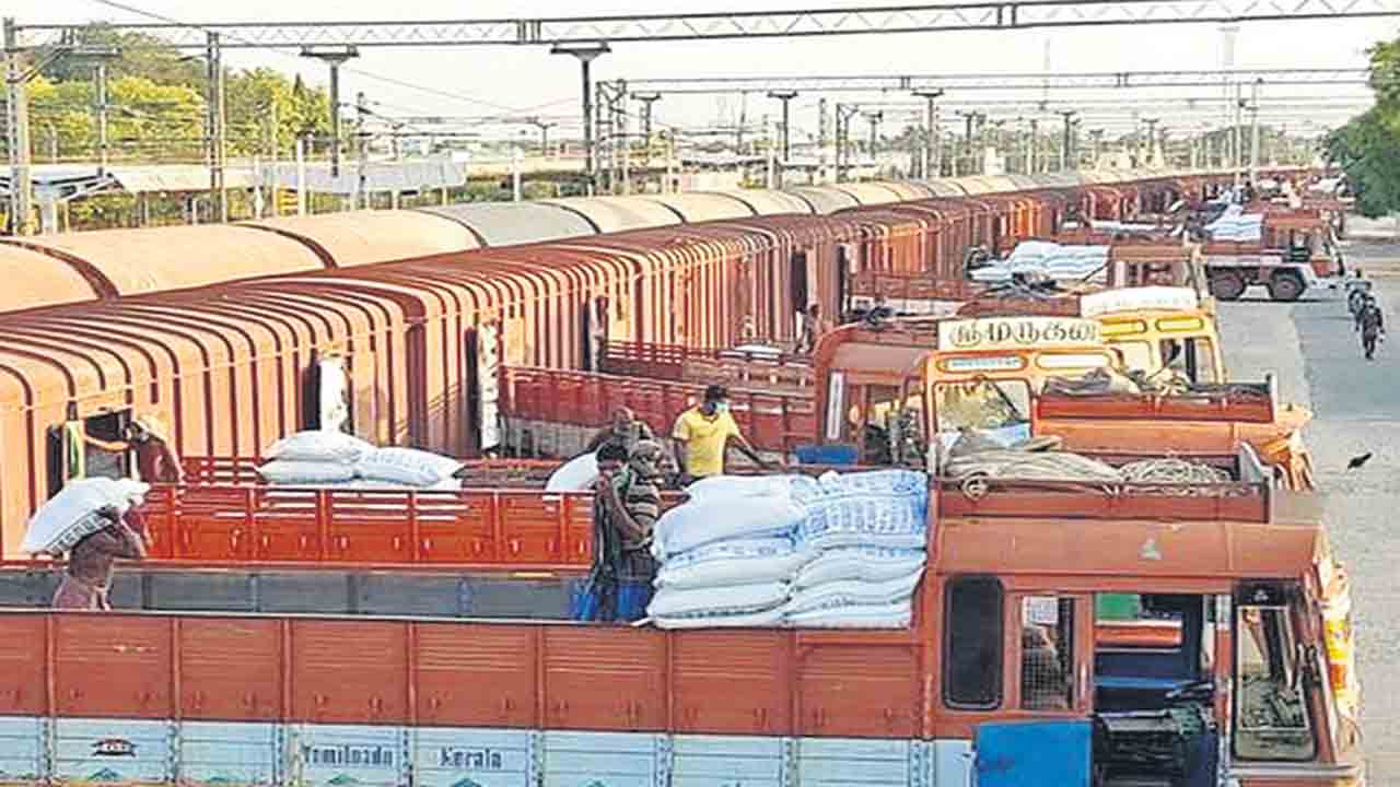 ట్రాక్‌ నిర్మాణం, గూడ్స్‌ ప్లాట్‌ఫాం సిద్ధం